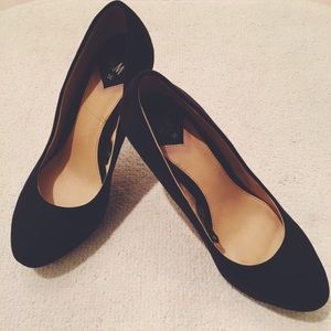 Black pumps